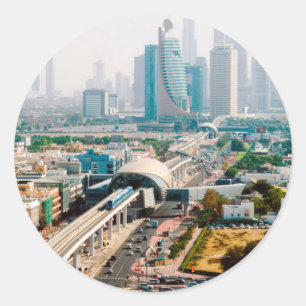 Aussicht auf Metrolinie und Wolkenkratzer Runder Aufkleber