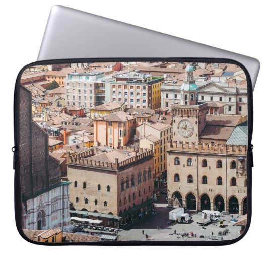 Aussicht auf Piazza Maggiore Platz und San Petr Laptopschutzhülle (Vorderseite)