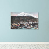 Aussicht auf Stadt und Berg DeweySkagway, AK Leinwanddruck (Insitu (Holzboden))