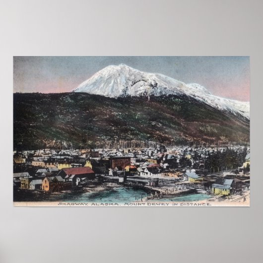 Aussicht auf Stadt und Berg DeweySkagway, AK Poster (Vorne)