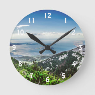 Aussicht aufs Meer aus den Bergen Runde Wanduhr