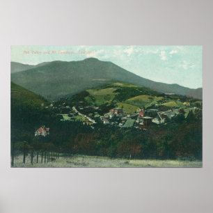 Aussicht aus der Luft auf die Stadt und den Berg T Poster