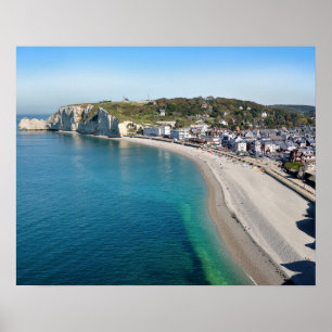 Aussicht aus der Luft auf Etretat mit seinem Stran Poster