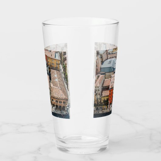 Aussicht von oben auf die bunten Fassaden der Gebä Glas (Rechts)