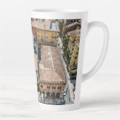 Aussicht von oben auf die bunten Fassaden der Gebä Milchtasse (Rechts)