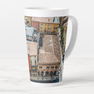 Aussicht von oben auf die bunten Fassaden der Gebä Milchtasse