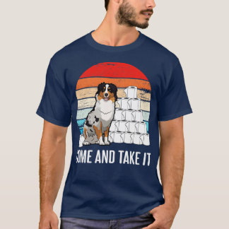 Aussie Hund mit Toilettenpapier kommen und nehmen  T-Shirt