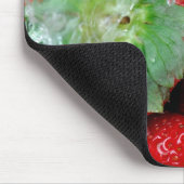 Ausspülen der Erdbeere mit Wasser Mousepad (Ecke)
