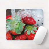 Ausspülen der Erdbeere mit Wasser Mousepad (Mit Mouse)