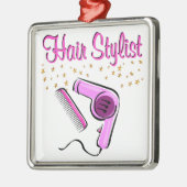 AUSSTEHENDER HAARESYL UND SCHÖNER ORNAMENT AUS METALL (Links)