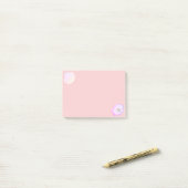 Austernschale mit Perle auf hell-korallenrosa Post-it Klebezettel (Auf Schreibtisch)