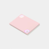 Austernschale mit Perle auf hell-korallenrosa Post-it Klebezettel (angewinkelt)