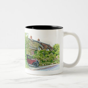 Austin 7 vor einem strohgedeckten Cottage Zweifarbige Tasse