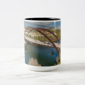 Austin Hwy 360 Pennybacker Bridge Zweifarbige Tasse (Mittel)