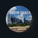 Austin Texas City Skyline Fotografie Button<br><div class="desc">Dieser moderne Austin Texas-Knopf besticht durch einen schönen blauen Himmel und Wolken über der Skyline der Stadt. Alle neuen Gebäude gegen die hübschen grünen Bäume, die die Schönheit der Stadt und der Natur des Ortes verkörpern. Ein tolles Reisegepäck für einen Besucher oder einen Austiniten, der gerne den Butler Park, den...</div>