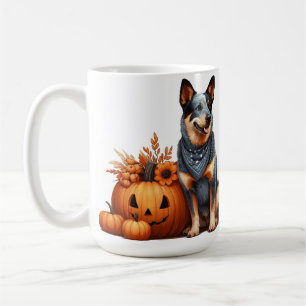 Australian-Cattle-Dog neben einem Kürbisgesicht Kaffeetasse