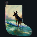 Australian Kelpie Beach Surfing Painting Kleiner Weihnachtsstrumpf<br><div class="desc">Tauchen Sie ein in die spielerische Welt des Kaninchen-Abenteuers mit diesem faszinierenden Bild. Ein gepflegter Hund geht zu den Wellen und reitet geschickt auf einem sonnengeküssten Strand. Das lebendige Kunstwerk vereint wunderbar das Wesentliche der Erregung am Strand, während der Hund furchtlos auf den Wellen reitet und den Geist von Spaß...</div>