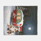 Australian Shepherd Caravan Christmas Adventure Fleecedecke (Vorderseite (Horizontal))