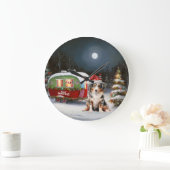 Australian Shepherd Caravan Christmas Adventure Große Wanduhr (Zuhause)