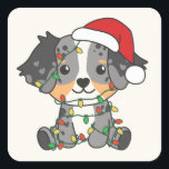 Australian Shepherd Christmas Winter Animals Quadratischer Aufkleber<br><div class="desc">Der Australische Schäferhund zu Weihnachten mit Feenlicht. Hübsche Tiere mit Geschenken und Schnee für den Urlaub. Ein süßes Weihnachtsgrüßen. Hunde sind niedliche Tiere und perfekt zu Weihnachten.</div>