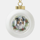 Australian Shepherd Christmas Wreath Festive Pup Keramik Kugel-Ornament (Vorderseite)