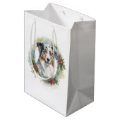 Australian Shepherd Christmas Wreath Festive Pup Mittlere Geschenktüte (Rückseite Schrägansicht)