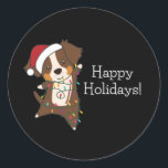 Australian Shepherd Merry Christmas Winter Classic Runder Aufkleber<br><div class="desc">Der Australische Schäferhund zu Weihnachten mit Feenlicht. Hübsche Tiere mit Geschenken für den Urlaub. Auch lustig für Weihnachten im Juli. Hunde sind niedliche Tiere und sind ideal für Weihnachten.</div>