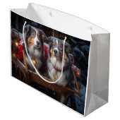 Australian Shepherd Snowy Sleigh Weihnachtsdekor Große Geschenktüte (Rückseite Schrägansicht)