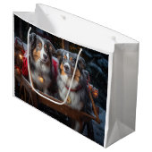 Australian Shepherd Snowy Sleigh Weihnachtsdekor Große Geschenktüte (Vorderseite Schrägansicht)