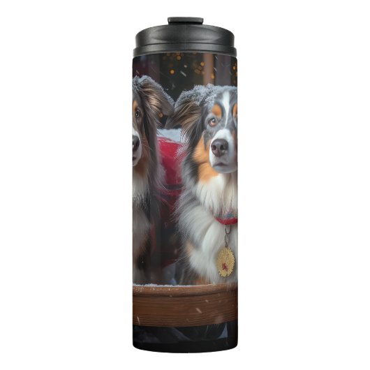 Australian Shepherd Snowy Sleigh Weihnachtsdekor Thermosbecher (Vorderseite)