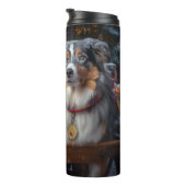Australian Shepherd Snowy Sleigh Weihnachtsdekor Thermosbecher (Nach rechts gedreht)