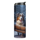 Australian Shepherd Snowy Sleigh Weihnachtsdekor Thermosbecher (Nach links gedreht)