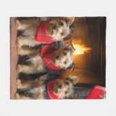 Australian Terrier by Fireplace Christmas Fleecedecke (Vorderseite (Horizontal))