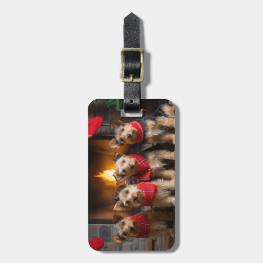 Australian Terrier by Fireplace Christmas Gepäckanhänger (Vorderseite vertikal)