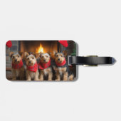 Australian Terrier by Fireplace Christmas Gepäckanhänger (Rückseite horizontal)