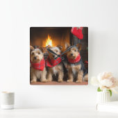 Australian Terrier by Fireplace Christmas Quadratische Wanduhr (Zuhause)