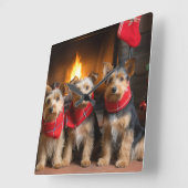 Australian Terrier by Fireplace Christmas Quadratische Wanduhr (Winkel)