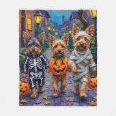 Australian Terrier Trick-or-Treating zu Halloween Fleecedecke (Vorderseite)