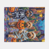Australian Terrier Trick-or-Treating zu Halloween Fleecedecke (Vorderseite (Horizontal))