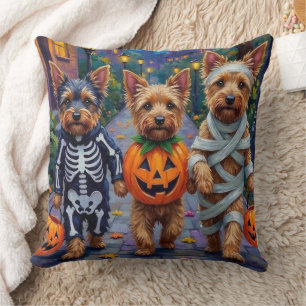 Australian Terrier Trick-or-Treating zu Halloween Kissen