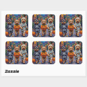 Australian Terrier Trick-or-Treating zu Halloween Quadratischer Aufkleber (Blatt)