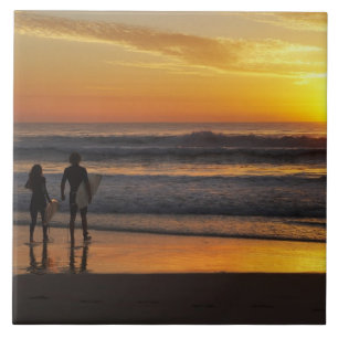 Australien, Queensland, Gold Coast, Surfer bei Fliese