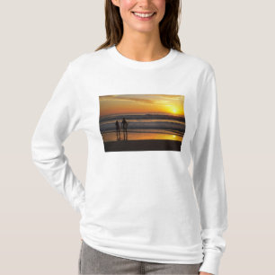 Australien, Queensland, Gold Coast, Surfer bei T-Shirt