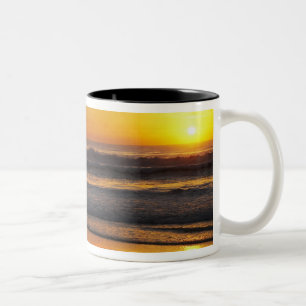 Australien, Queensland, Gold Coast, Surfer bei Zweifarbige Tasse