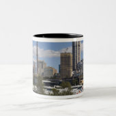 Australien, Sydney, Potts Point. Sydney Skyline. Zweifarbige Tasse (Mittel)