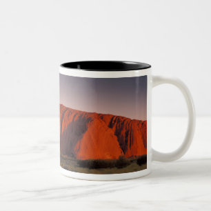 Australien, Uluru-Nationalpark. Uluru oder Zweifarbige Tasse