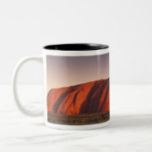 Australien, Uluru Nationalpark. Uluru oder Zweifarbige Tasse (Links)