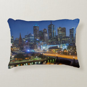 Australien, Victoria, Melbourne, Skyline mit Dekokissen