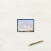 Australien, Victoria, Melbourne, Skyline mit Post-it Klebezettel (Auf Schreibtisch)