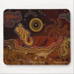 Australische Aborigines Jagd Kangaroo & Geckos Mousepad<br><div class="desc">Beschrieben als: Australische Kunst im Aborigine-Stil. Über "Wüstenwärme" von Skye Ryan-Evans © Diese hochdetaillierte Darstellung von Outback- oder Wüstentieren wird an diejenigen appellieren, die Interesse an den aboriginen Kunstformen haben. Das Kunstwerk zeigt "lebende" Schlangen, Geckos, Kangaroos und die Aborigine-Jäger, die sie für ihr eigenes Überleben suchen. 25% der Einnahmen aus...</div>